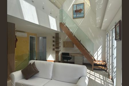 Sala de casa de condomínio para alugar com 3 quartos, 360m² em Valparaíso, Petrópolis