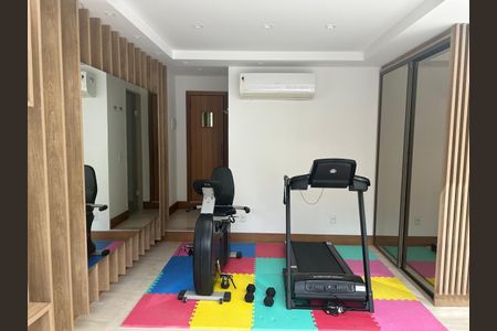 Sala de casa de condomínio para alugar com 3 quartos, 360m² em Valparaíso, Petrópolis