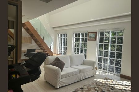 Sala de casa de condomínio para alugar com 3 quartos, 360m² em Valparaíso, Petrópolis