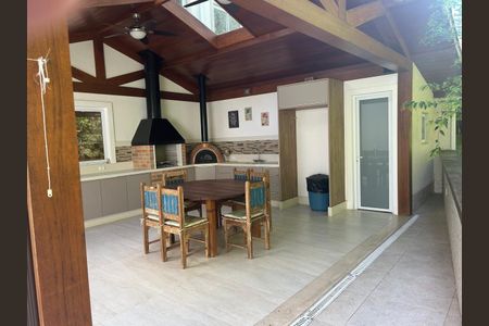 Área externa de casa de condomínio para alugar com 3 quartos, 360m² em Valparaíso, Petrópolis