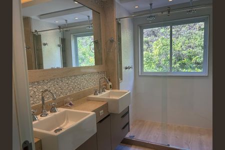 Casa de condomínio para alugar com 360m², 3 quartos e 3 vagasBanheiro 