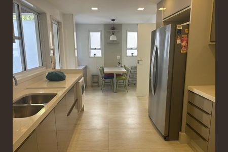 Cozinha de casa de condomínio para alugar com 3 quartos, 360m² em Valparaíso, Petrópolis