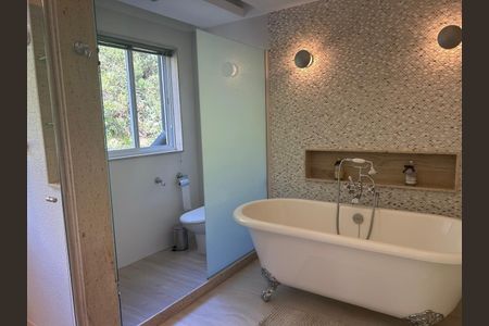 Banheiro 1 de casa de condomínio para alugar com 3 quartos, 360m² em Valparaíso, Petrópolis