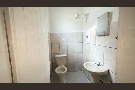 Banheiro de casa para alugar com 1 quarto, 42m² em Parque Sevilha, São Paulo