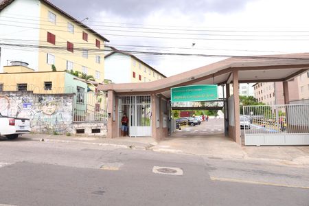 Apartamento para alugar com 45m², 2 quartos e 1 vagaFachada do condomínio - Placa instalada no muro - Código da placa: WPSU-144