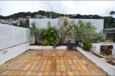 Apartamento à venda com 284m², 4 quartos e 3 vagas Apartamento à venda com 284m², 4 quartos e 3 vagasTerraço