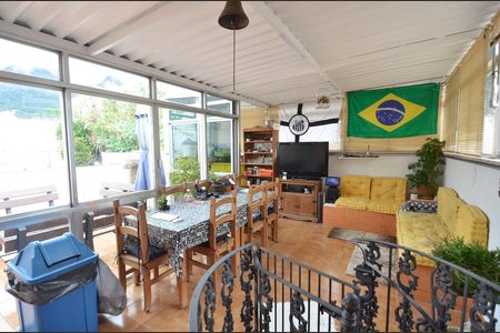 Apartamento à venda com 284m², 4 quartos e 3 vagas Apartamento à venda com 284m², 4 quartos e 3 vagasTerraço