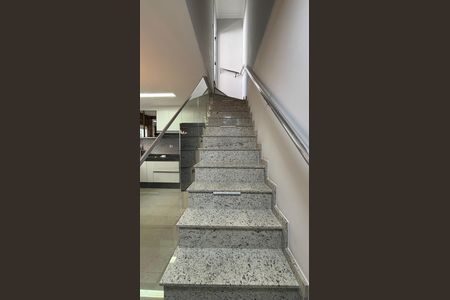 Apartamento à venda com 110m², 2 quartos e 2 vagas Apartamento à venda com 110m², 2 quartos e 2 vagasEscada