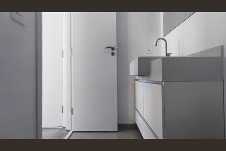 Banheiro de kitnet/studio para alugar com 1 quarto, 23m² em Aclimação, São Paulo