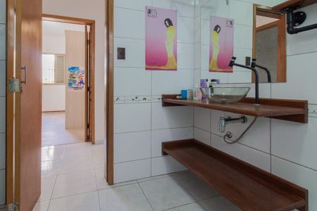 Casa para alugar com 250m², 3 quartos e 3 vagasBanheiro Social