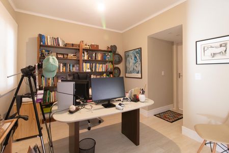 Casa à venda com 250m², 3 quartos e 3 vagas Casa à venda com 250m², 3 quartos e 3 vagasEscritório