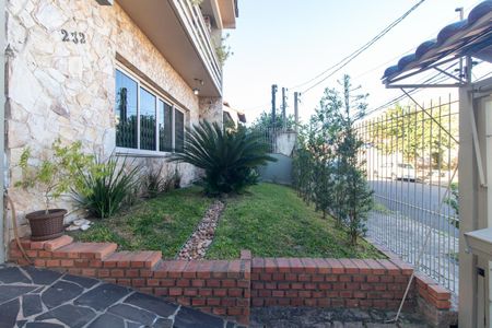 Casa à venda com 250m², 3 quartos e 3 vagas Casa à venda com 250m², 3 quartos e 3 vagasFachada