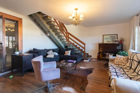 Casa à venda com 250m², 3 quartos e 3 vagas Casa à venda com 250m², 3 quartos e 3 vagassala