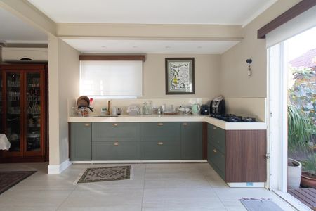 Casa à venda com 250m², 3 quartos e 3 vagas Casa à venda com 250m², 3 quartos e 3 vagascozinha