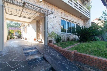 Casa à venda com 250m², 3 quartos e 3 vagas Casa à venda com 250m², 3 quartos e 3 vagasFachada