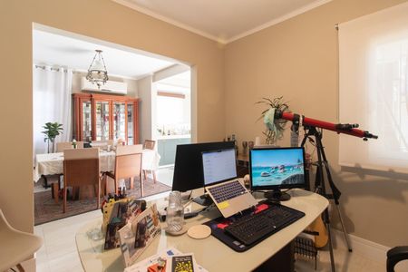 Casa à venda com 250m², 3 quartos e 3 vagas Casa à venda com 250m², 3 quartos e 3 vagasEscritório