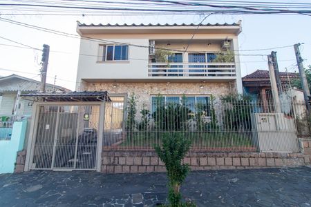 Casa à venda com 250m², 3 quartos e 3 vagas Casa à venda com 250m², 3 quartos e 3 vagasFachada