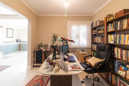 Casa à venda com 250m², 3 quartos e 3 vagas Casa à venda com 250m², 3 quartos e 3 vagasEscritório