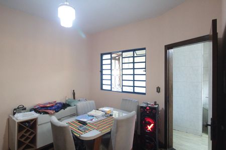 Casa à venda com 170m², 3 quartos e 2 vagasSala