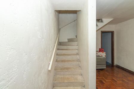 Casa para alugar com 100m², 2 quartos e 1 vaga Casa para alugar com 100m², 2 quartos e 1 vagaEscada de Acesso aos Dormitórios