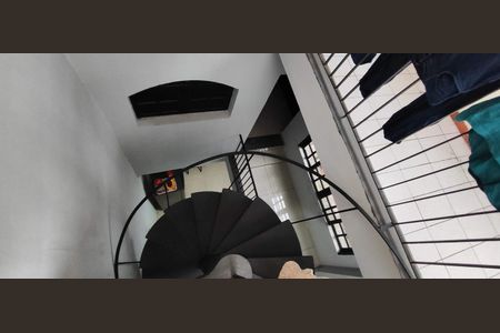 Casa à venda com 250m², 3 quartos e 3 vagas Casa à venda com 250m², 3 quartos e 3 vagasEscada