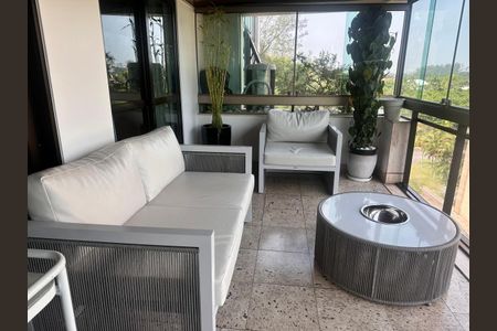 Apartamento à venda com 233m², 4 quartos e 2 vagas Apartamento à venda com 233m², 4 quartos e 2 vagasVaranda