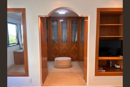 Apartamento à venda com 233m², 4 quartos e 2 vagas Apartamento à venda com 233m², 4 quartos e 2 vagasCloset