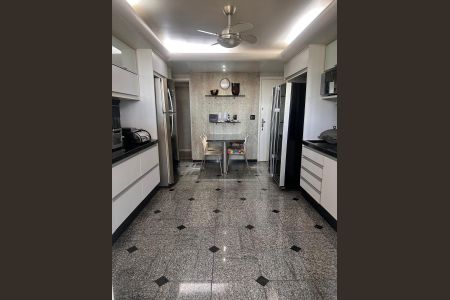 Apartamento à venda com 233m², 4 quartos e 2 vagas Apartamento à venda com 233m², 4 quartos e 2 vagasCozinha