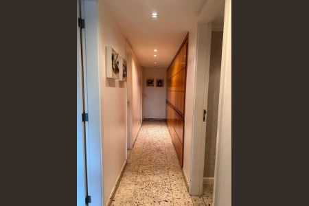 Apartamento à venda com 233m², 4 quartos e 2 vagas Apartamento à venda com 233m², 4 quartos e 2 vagasCorredor