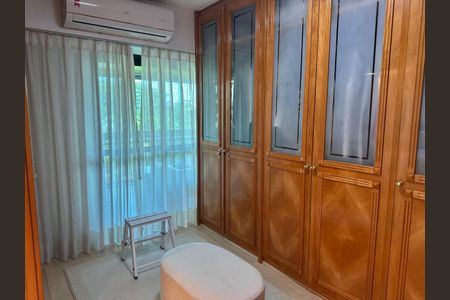 Apartamento à venda com 233m², 4 quartos e 2 vagas Apartamento à venda com 233m², 4 quartos e 2 vagasCloset