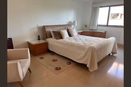 Apartamento à venda com 233m², 4 quartos e 2 vagas Apartamento à venda com 233m², 4 quartos e 2 vagasQuarto 2