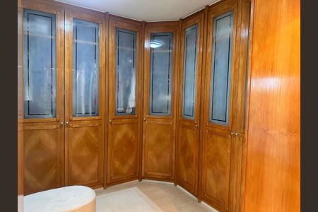 Apartamento à venda com 233m², 4 quartos e 2 vagas Apartamento à venda com 233m², 4 quartos e 2 vagasCloset