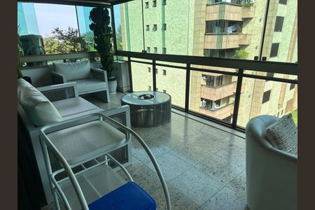 Apartamento à venda com 233m², 4 quartos e 2 vagas Apartamento à venda com 233m², 4 quartos e 2 vagasVaranda