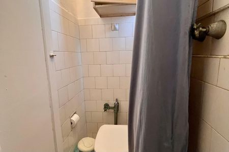 Apartamento à venda com 65m², 2 quartos e sem vaga Apartamento à venda com 65m², 2 quartos e sem vagaBanheiro de serviço