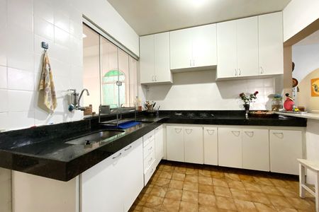 Casa à venda com 220m², 5 quartos e 4 vagas Casa à venda com 220m², 5 quartos e 4 vagasCozinha