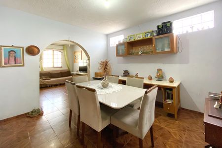 Casa à venda com 220m², 5 quartos e 4 vagas Casa à venda com 220m², 5 quartos e 4 vagasSala de Jantar