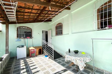 Casa à venda com 220m², 5 quartos e 4 vagas Casa à venda com 220m², 5 quartos e 4 vagasVaranda