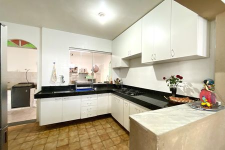 Casa à venda com 220m², 5 quartos e 4 vagas Casa à venda com 220m², 5 quartos e 4 vagasCozinha