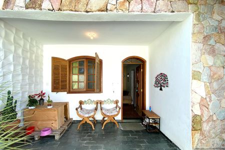 Casa à venda com 220m², 5 quartos e 4 vagas Casa à venda com 220m², 5 quartos e 4 vagasEntrada