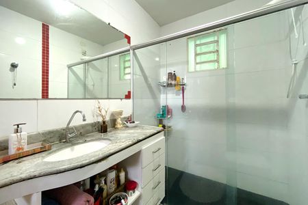 Casa à venda com 220m², 5 quartos e 4 vagas Casa à venda com 220m², 5 quartos e 4 vagasBanheiro social
