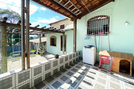 Casa à venda com 220m², 5 quartos e 4 vagas Casa à venda com 220m², 5 quartos e 4 vagasVaranda