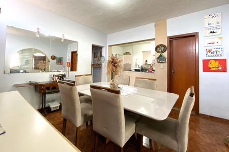 Casa à venda com 220m², 5 quartos e 4 vagas Casa à venda com 220m², 5 quartos e 4 vagasSala de Jantar