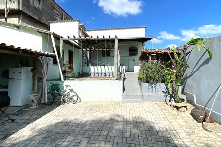 Casa à venda com 220m², 5 quartos e 4 vagas Casa à venda com 220m², 5 quartos e 4 vagasQuintal