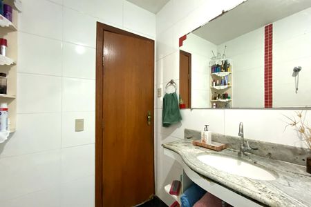 Casa à venda com 220m², 5 quartos e 4 vagas Casa à venda com 220m², 5 quartos e 4 vagasBanheiro social