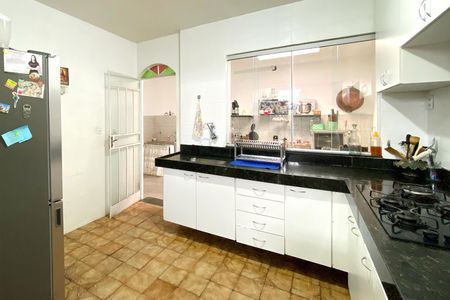 Casa à venda com 220m², 5 quartos e 4 vagas Casa à venda com 220m², 5 quartos e 4 vagasCozinha