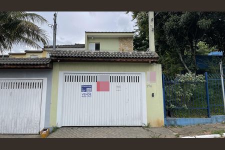 Casa à venda com 115m², 3 quartos e 4 vagasFachada + Placa
