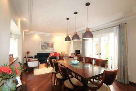 Casa à venda com 4 quartos, 212m² em Vila Deodoro, São Paulo