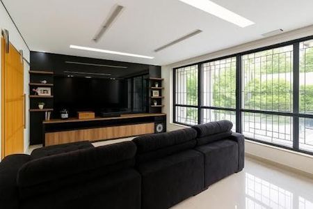 Casa à venda com 4 quartos, 300m² em Jardim das Bandeiras, São Paulo