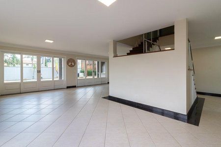 Casa para alugar com 430m², 4 quartos e 6 vagas