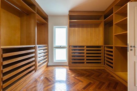 Casa para alugar com 430m², 4 quartos e 6 vagas
